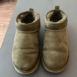 Ugg mini green size 6